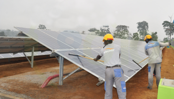 Cameroun: la commune de Djoum désormais alimentée en électricité par une centrale hybride solaire – diesel