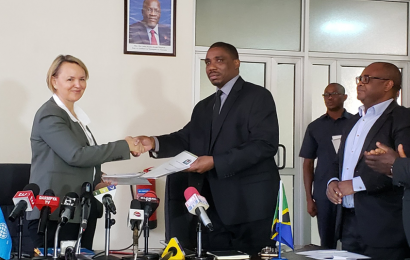 La Banque mondiale et la Tanzanie signent l’accord de financement pour la réalisation du projet d’interconnexion électrique Tanzanie – Zambie