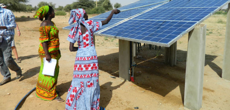 Sénégal: la 2e phase du Programme d’urgence de développement communautaire, qui prévoit 76 centrales solaires, reçoit un appui de la BAD