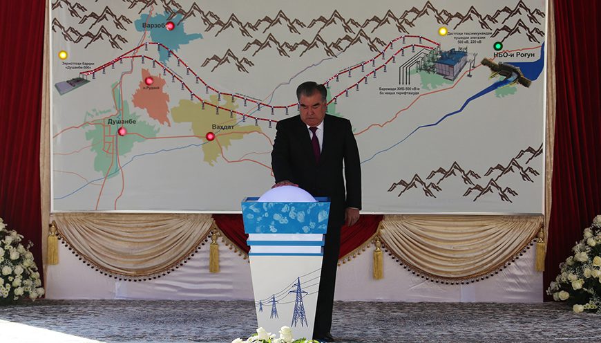 Le président tadjik a inauguré le premier des six générateurs du barrage de Rogoun (3600 MW)