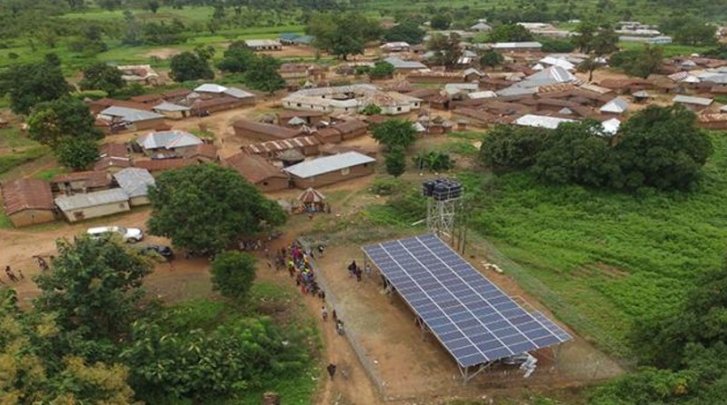 Une étude de la BEI et l’ASI recommande de privilégier les financements mixtes pour développer le solaire hors réseau en Afrique